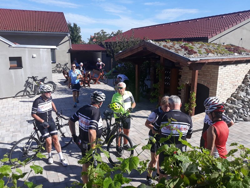 Cyklistická skupina v areálu